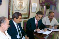 El vicepresidente del Hogar Gallego, Evaristo Rodríguez, Fernández Moreda y Rafael Gil Malvido, durante la firma del convenio entre la Diputación y la entidad social.
