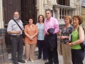 El presidente de la Diputación de A Coruña posa con dirigentes del Patronato en la puerta de la nueva sede.