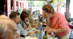 El alcalde naviego –a la izquierda– charla con una de las asistentes durante el asado celebrado en su visita.