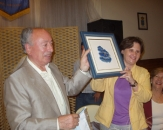 La consejera del Gobierno asturiano recibe un obsequio por parte del presidente del Centro Asturiano.