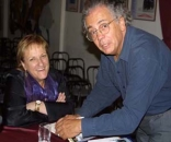 Moure regala su libro Porteiro.