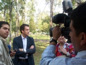 Núñez Feijóo atiende a una televisión mexicana.