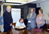 Lago firma el Libro de Honor de la Delegación de la Xunta.