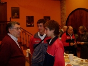 Fernández de la Cera, conversando con algunos de los jóvenes.