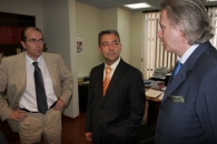 Rivero conversa con Mateo Navarro y José Matres.