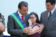 Rivero consuela a una discapacitada, colectivo con el que colabora el Gobierno canario.