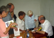 El secretario xeral dedica los libros sobre gallegos.