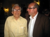 El secretario xeral con el escritor Neira Vilas.