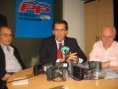 Núñez Feijóo , durante la rueda de prensa que ofreció en la sede del PP de Argentina.