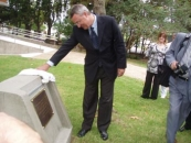El ministro descubre la placa que da fe de las nuevas obras.