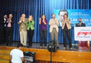 Los dirigentes populares saludan en el mitin celebrado en el Centro Hispano Venezolano del Estado Aragua, con sede en Maracay.