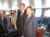 Espinosa visitando el buque \'Miguel Oliver\'.