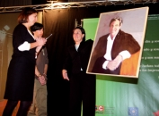 María Ángeles Roba, su viuda, y Marcos, su hijo, recibieron un retrato como regalo, de manos de Dolores Gorostiaga.