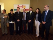 Varios integrantes de la Asociación posan con funcionarios de la Junta de Castilla y León.