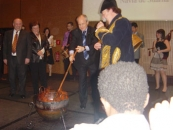 O presidente da Generalitat axudou a facer a tradicional queimada.