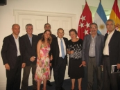 Cristóbal posa con una comitiva del PP de España en Argentina y con el candidato Santiago Camba.