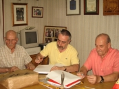 Valledor firma el libro de visitas de la Residencia Tinetense.