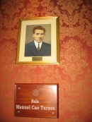 Detalle de la sala con la foto y la placa de Manuel Cao.