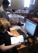 Un momento del recuento del voto procedente del exterior.