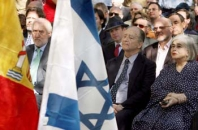 Los hijos del diplomático, en un momento del homenaje.