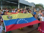 Los jóvenes del Centro Hispano de El Sombrero izan la bandera de Venezuela como muestra de hermanamiento entre las dos orillas.