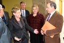 José Tomé conversa con la presidenta del Parlamento, Dolores Villarino.