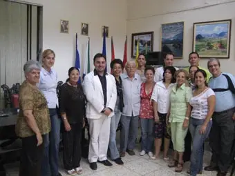 Moisés Plasencia, con el grupo de monitores de la Escuela de Etnografía y Tradiciones.