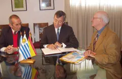 El secretario xeral firmó en el libro de honor del Centro Gallego.