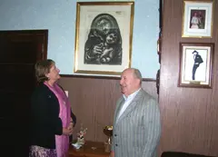 María Xosé Porteiro y Enrique Labora observan un dibujo de Laxeiro.