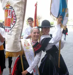 La madrina de Covadonga y una bailarina del Centro Gallego de México.