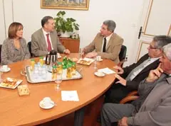  Josep Mar&iacute;a Bosh y Raymond Couderc (ambos en el centro), junto a miembros de la colonia en B&eacute;ziers.