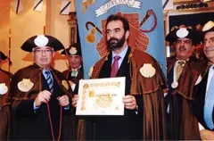  El galardonado muestra el documento que acredita su pertenencia a la &lsquo;Enxebre Orden da Vieira&rsquo;.