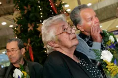  Unos mayores, emocionados al volver de visita a Canarias el pasado a&ntilde;o.