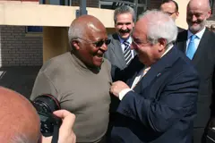 Álvares Areces con el premio Nobel de la Paz Desmond Tutu.