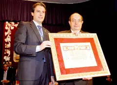 Íñigo de la Serna entrega a Salvador Ordóñez el diploma que acredita la concesión de la medalla.
