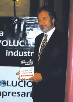  Adolfo Jarr&iacute;n muestra un ejemplar.