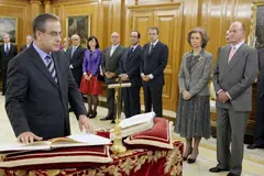  El nuevo ministro prometiendo su cargo.