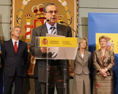  Corbacho, durante su discurso, en presencia de Consuelo Rum&iacute; (1&ordf; dcha).