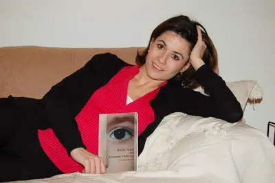  Sonia L&oacute;pez muestra su libro.