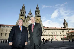 Álvarez Areces y Pérez Touriño posan ante la catedral de Santiago.