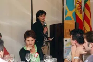 María Eugenia Álvarez explica los ejes del nuevo Plan de Emigración durante un encuentro de jóvenes en Castellón.