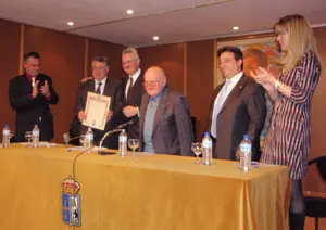De la Cera, junto a Antonio Trevín y Cosme Sordo, y aplaudido por Manuel Cabaleiro, tras recibir el galardón.