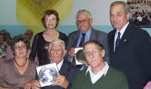 Los homenajeados, junto a algunos familiares.