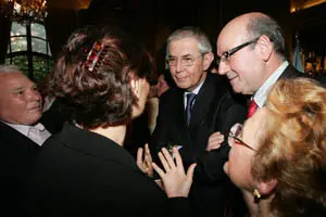 Touriño y Manuel Luis Rodríguez conversan con varios emigrantes gallegos en la Embajada en París.