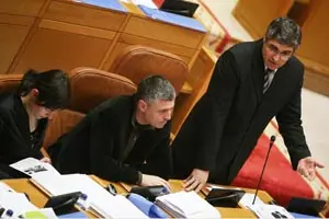 Carlos Aymerich (d), en el Parlamento gallego.