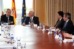 Touriño y el ministro Rossi en una reunión con diplomáticos y representantes de exteriores de la Xunta.