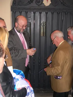 El vicecónsul, Antonio Ruiz de Casas, y el presidente del Centro, Julio Ríos, cortan la cinta.