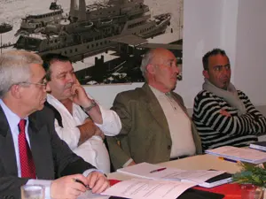  Ram&oacute;n Polanco &ndash;2&ordm; por la dcha.&ndash;, en una reciente reuni&oacute;n del CRE.