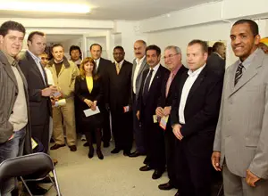 Revilla con asistentes a la inauguración de la Asociación.