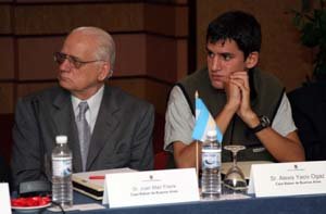  Juan Marí, junto al joven Alexis Yacib, de Buenos Aires, durante el XVI Pleno del Consejo de Comunidades Baleares.